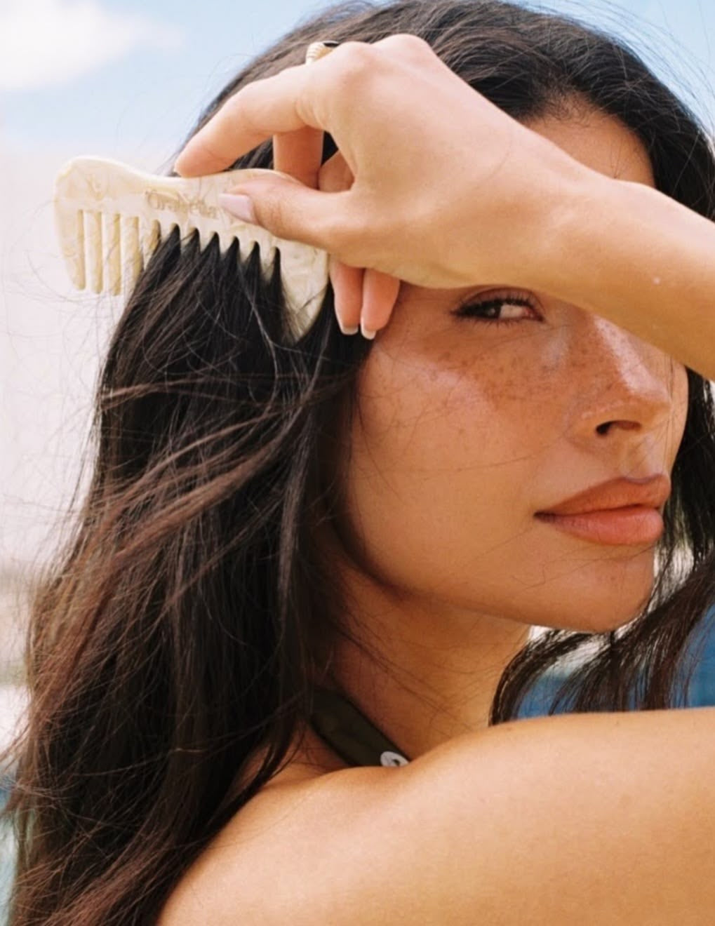Pourquoi perd-on nos cheveux en automne ? Causes & Solutions