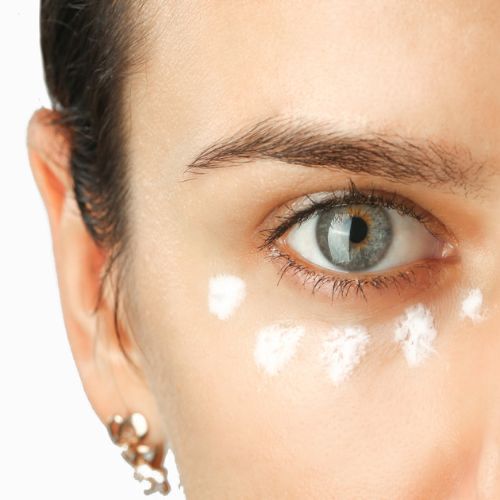 Pourquoi a-t-on la peau grasse ? Causes & Solutions Naturelles