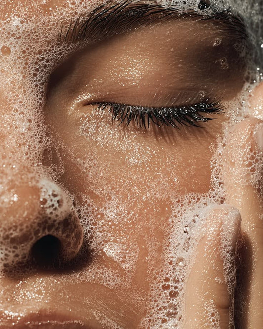 Savon Visage vs Nettoyant Industriel : Le Guide de la Dermo-Tolérance