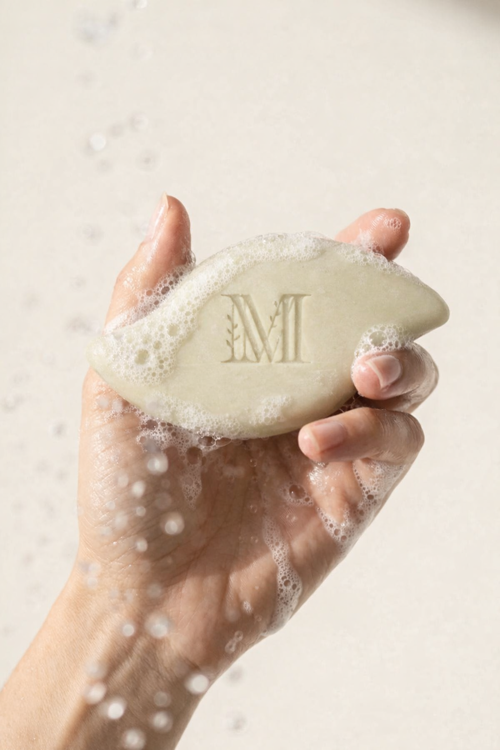 Shampooing-solide-sans-sulfate-anti-cheveux-gras-ultra-moussant-meilleur-marque-shampoing-solide-maison-marie-provence-cheveux-fins-demangeaisons-regulateur-puriifant-huile de romarin-argile-vert-naturel-bio-vegan-haircare-naturel