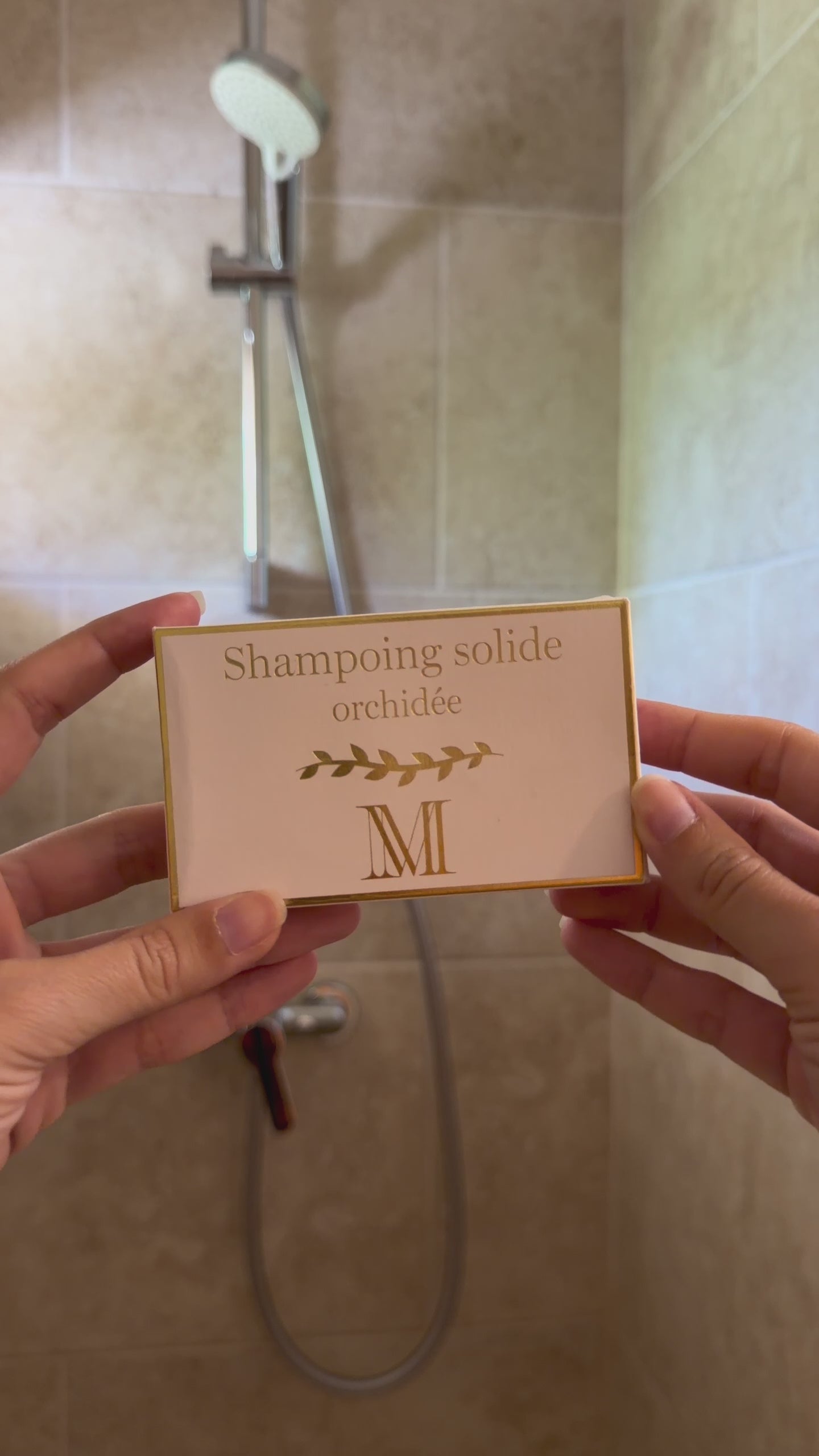 Shampooing-solide-sans-sulfate-anti-cheveux-secs-ultra-moussant-meilleur-marque-shampoing-solide-maison-marie-provence-cheveux-frises-boucles-nourrissant-orchide-naturel-bio-vegan-haircare-naturel